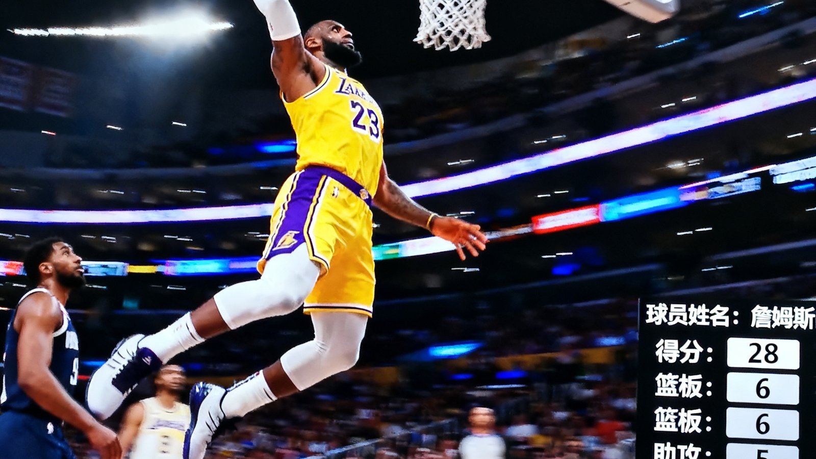NBA比赛直播画面，球员正在快攻扣篮，屏幕角落显示实时数据统计面板